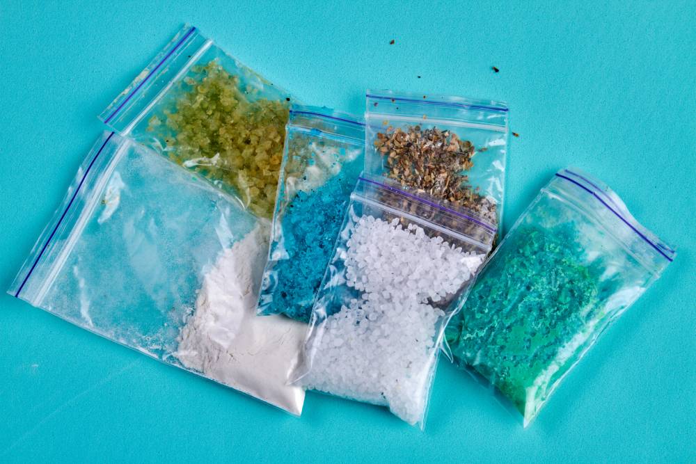 Фото 4 plastic_packets_with_various_different_colorful_drugs_isolated_blue.jpg Фото 4 plastic_packets_with_various_different_colorful_drugs_isolated_blue.jpg