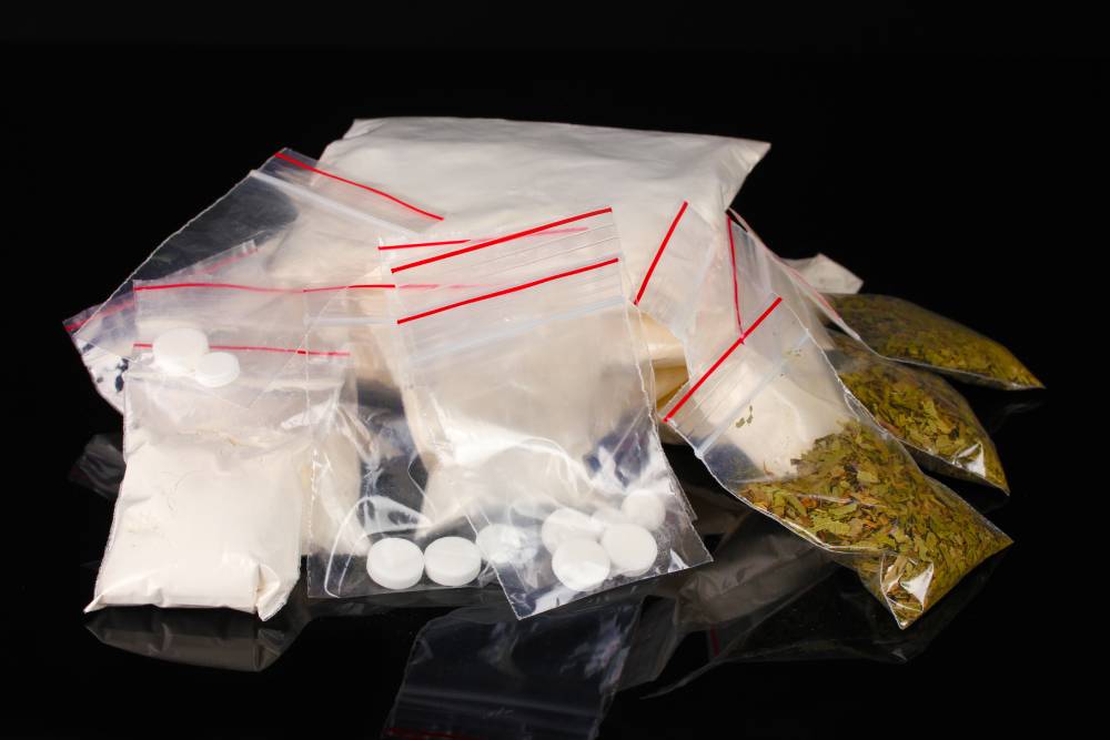 Фото 5 cocaine-marihuana-packages-black-background.jpg Фото 5 cocaine-marihuana-packages-black-background.jpg