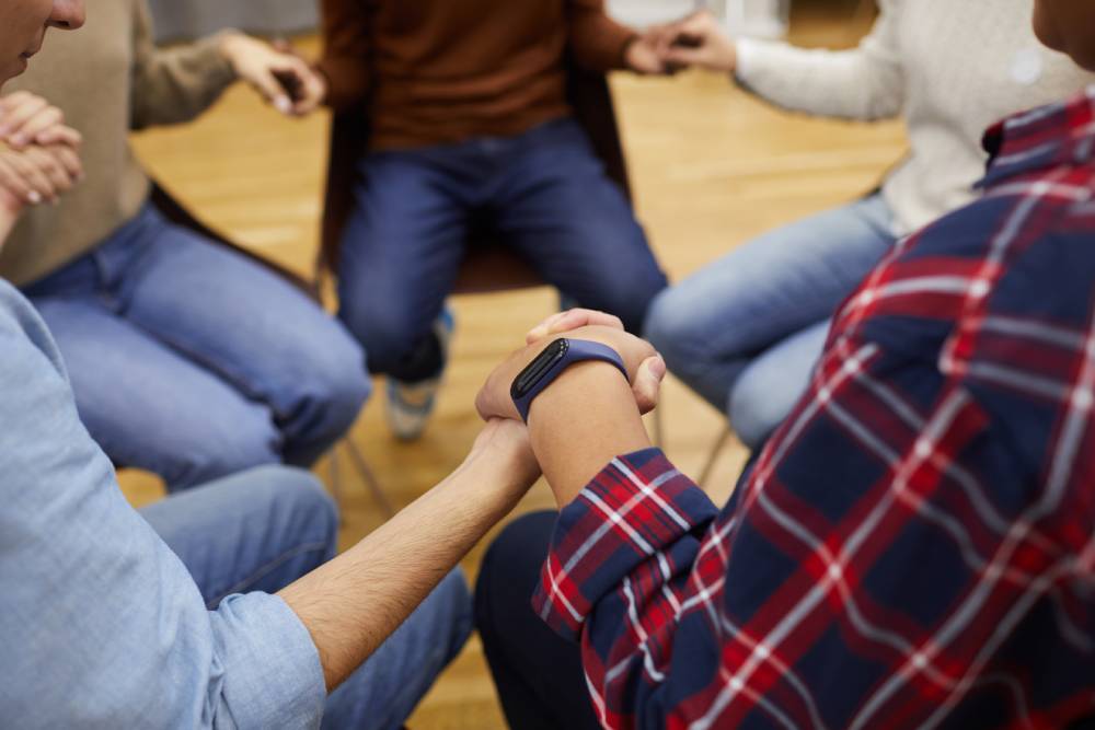 Фото 1 people-holding-hands-support-group (1).jpg